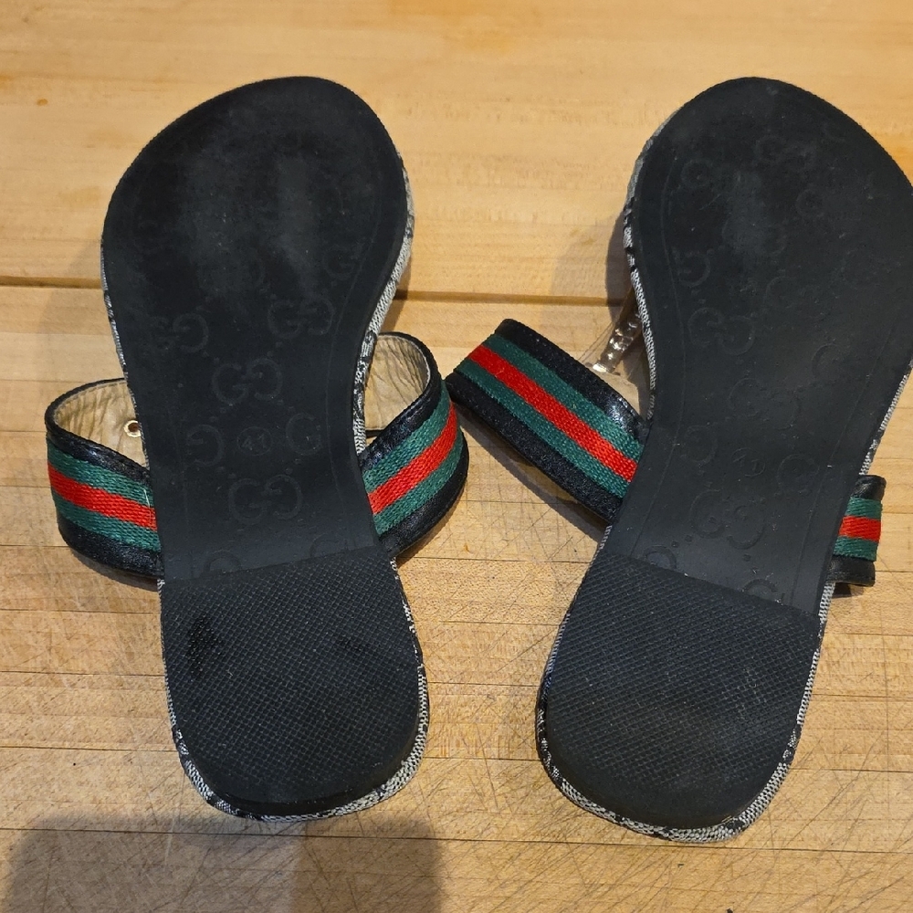 Gucci Gray Monogram Sandals with Green and Red Accents - Picture 7 of 16